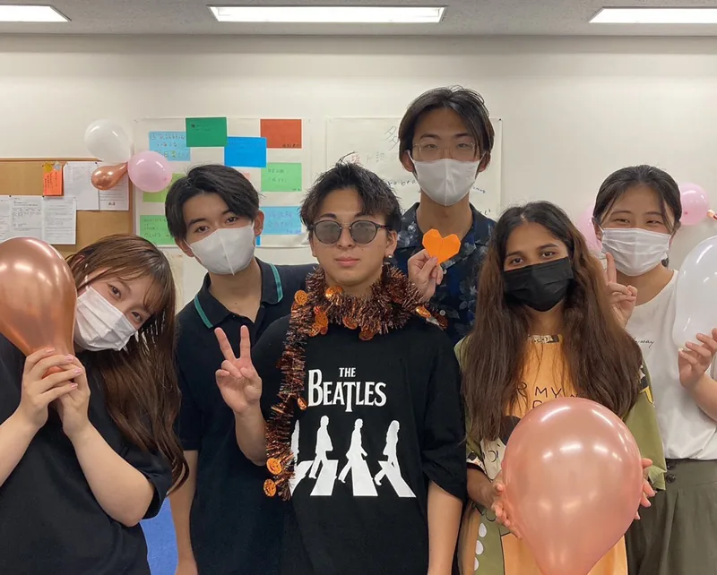留学生と教員がやり取りする様子